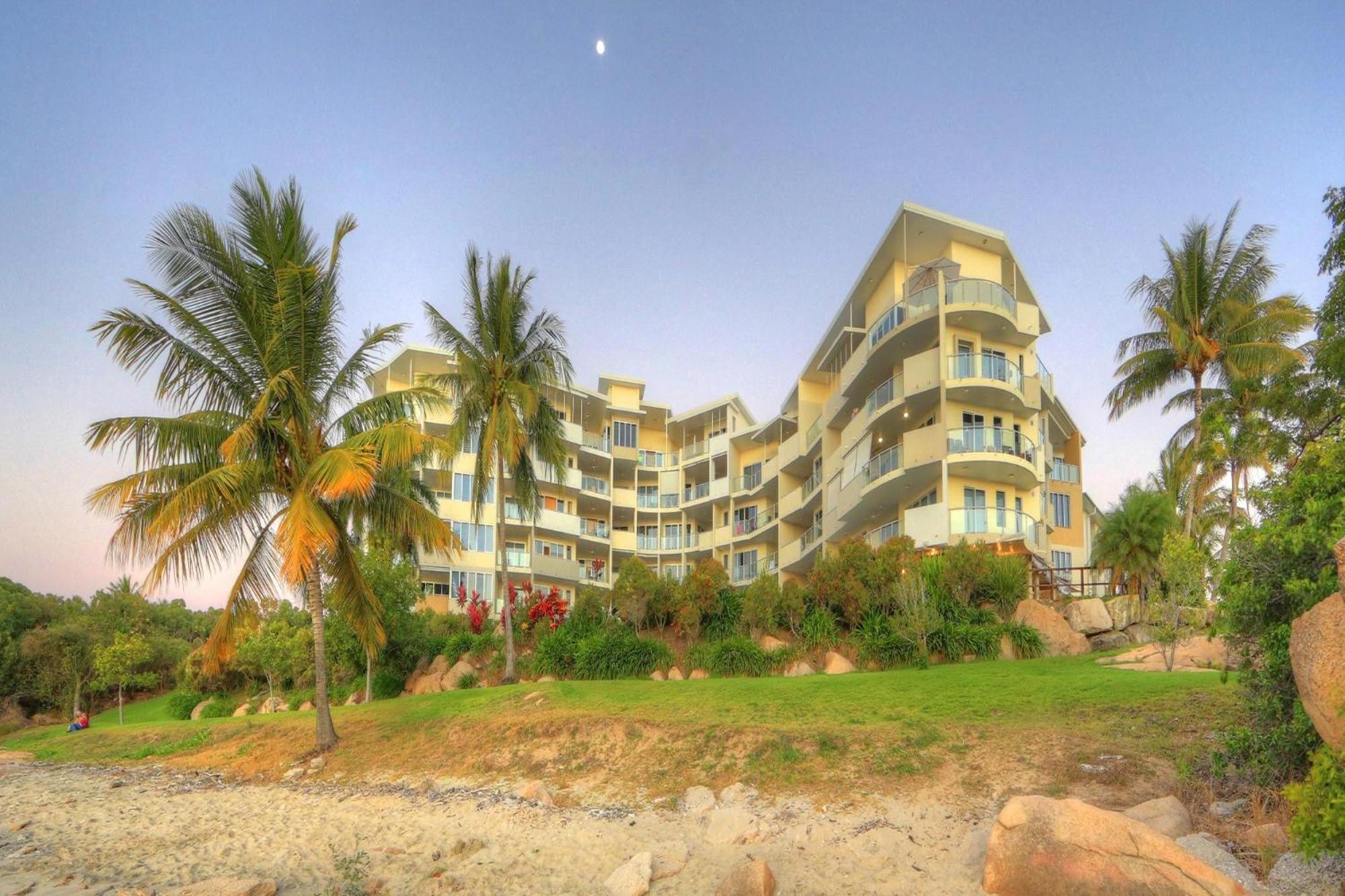 Coral Cove Apartments - Absolute Beachfront Resort Bowen Exterior photo