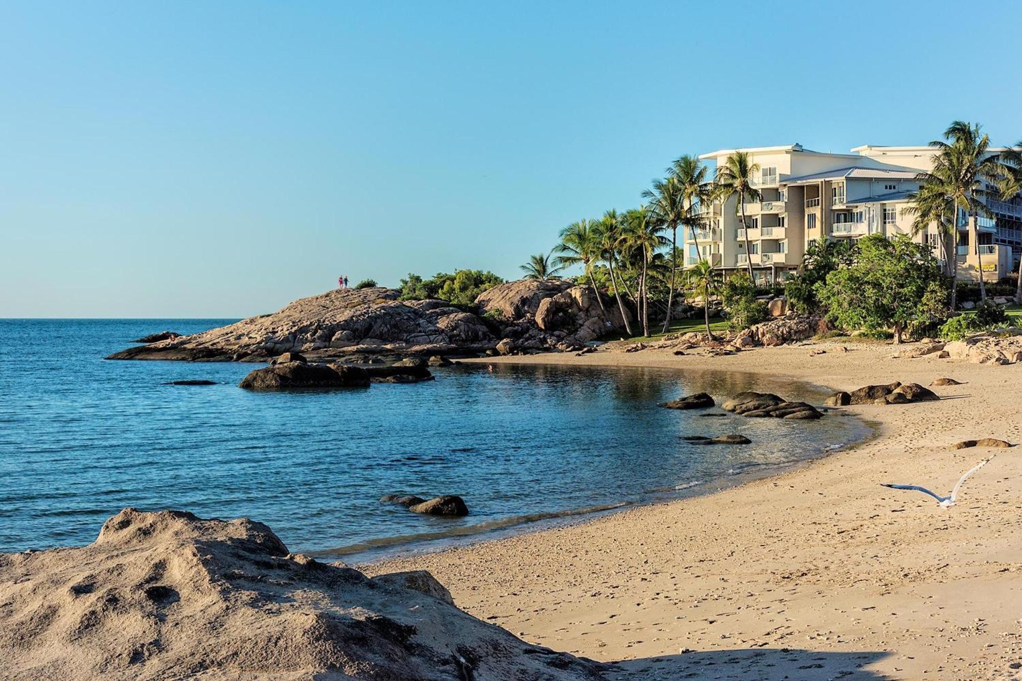 Coral Cove Apartments - Absolute Beachfront Resort Bowen Exterior photo